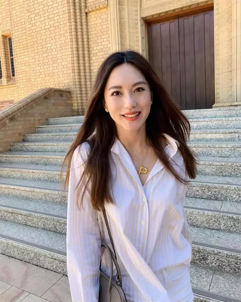 她演倚天屠龍記走紅,嫁白髮老外息影,47歲看起來宛如少女,這才是真正不老女神