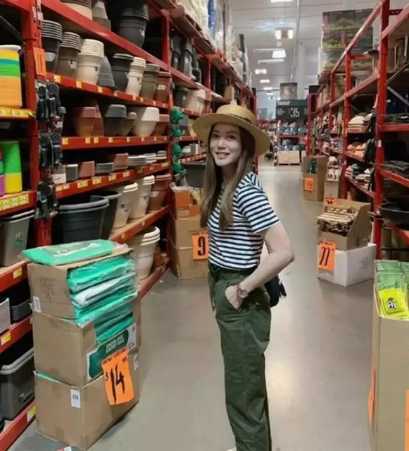 她演倚天屠龍記走紅,嫁白髮老外息影,47歲看起來宛如少女,這才是真正不老女神