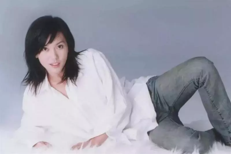 她演倚天屠龍記走紅,嫁白髮老外息影,47歲看起來宛如少女,這才是真正不老女神