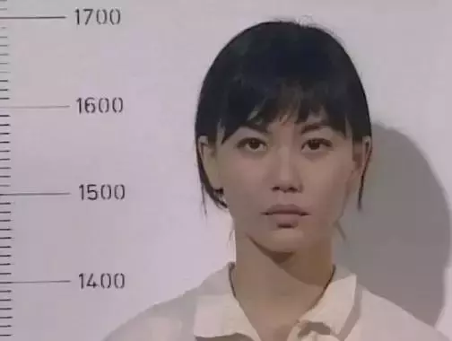 她演倚天屠龍記走紅,嫁白髮老外息影,47歲看起來宛如少女,這才是真正不老女神