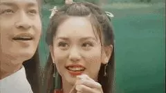 她演倚天屠龍記走紅,嫁白髮老外息影,47歲看起來宛如少女,這才是真正不老女神