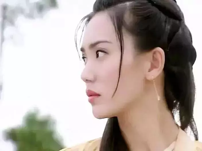 她演倚天屠龍記走紅,嫁白髮老外息影,47歲看起來宛如少女,這才是真正不老女神