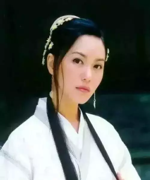 她演倚天屠龍記走紅,嫁白髮老外息影,47歲看起來宛如少女,這才是真正不老女神