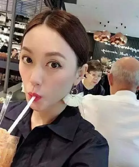 她演倚天屠龍記走紅,嫁白髮老外息影,47歲看起來宛如少女,這才是真正不老女神