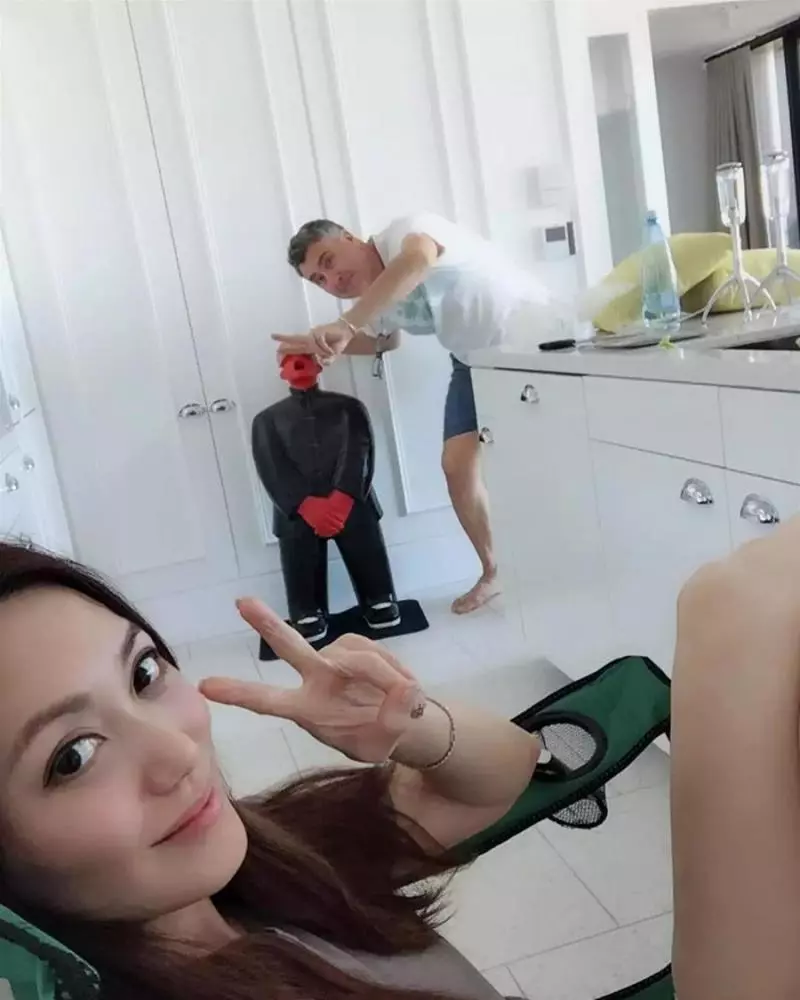 她演倚天屠龍記走紅,嫁白髮老外息影,47歲看起來宛如少女,這才是真正不老女神