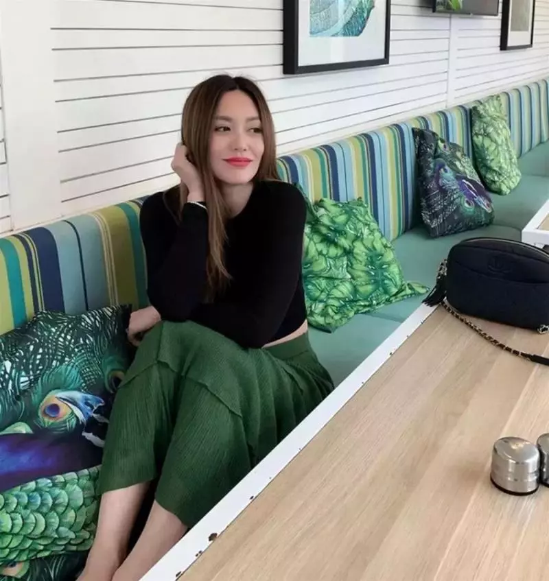 她演倚天屠龍記走紅,嫁白髮老外息影,47歲看起來宛如少女,這才是真正不老女神