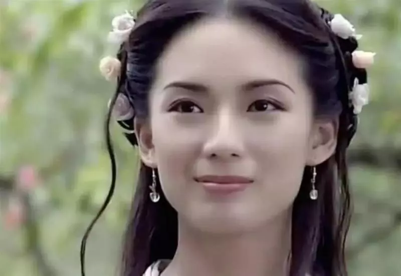 她演倚天屠龍記走紅,嫁白髮老外息影,47歲看起來宛如少女,這才是真正不老女神