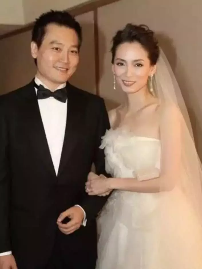 她演倚天屠龍記走紅,嫁白髮老外息影,47歲看起來宛如少女,這才是真正不老女神