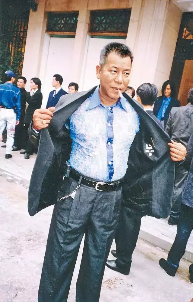 李兆基遺孀現身醫院辦理亡夫死亡證 戴口罩仍見一臉愁容