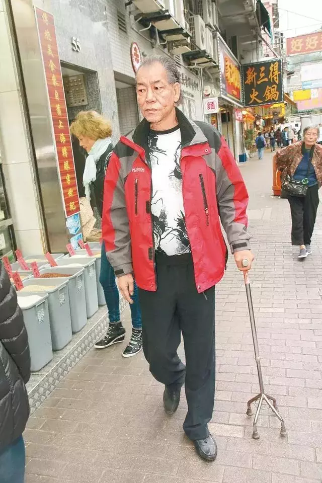李兆基遺孀現身醫院辦理亡夫死亡證 戴口罩仍見一臉愁容