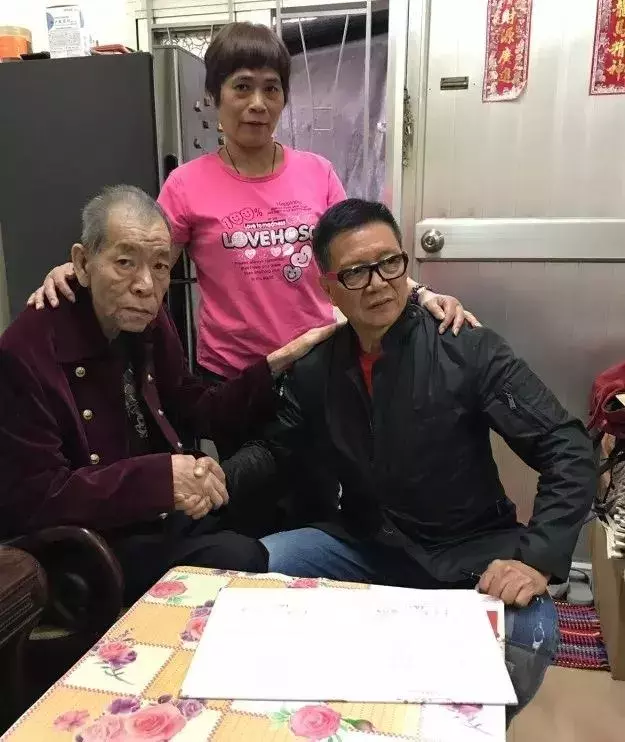 李兆基遺孀現身醫院辦理亡夫死亡證 戴口罩仍見一臉愁容