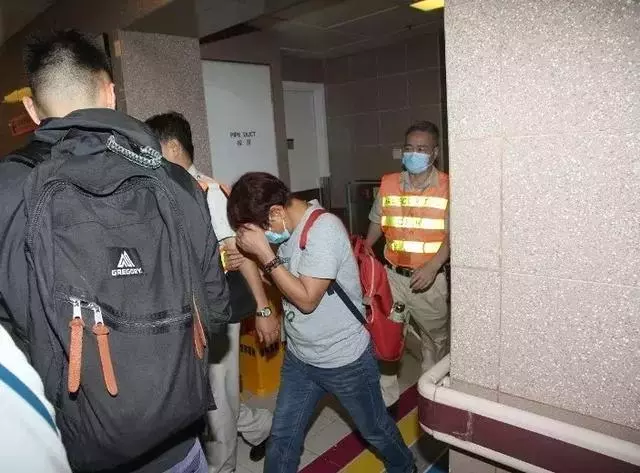 李兆基遺孀現身醫院辦理亡夫死亡證 戴口罩仍見一臉愁容