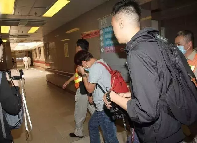 李兆基遺孀現身醫院辦理亡夫死亡證 戴口罩仍見一臉愁容