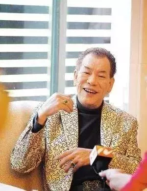 李兆基遺孀現身醫院辦理亡夫死亡證 戴口罩仍見一臉愁容