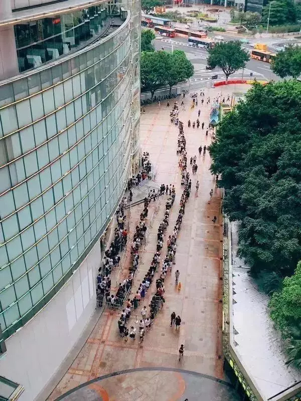 新加坡人盲目跟風太可怕,官方標價19.90元的T恤,直接被炒到了100元!