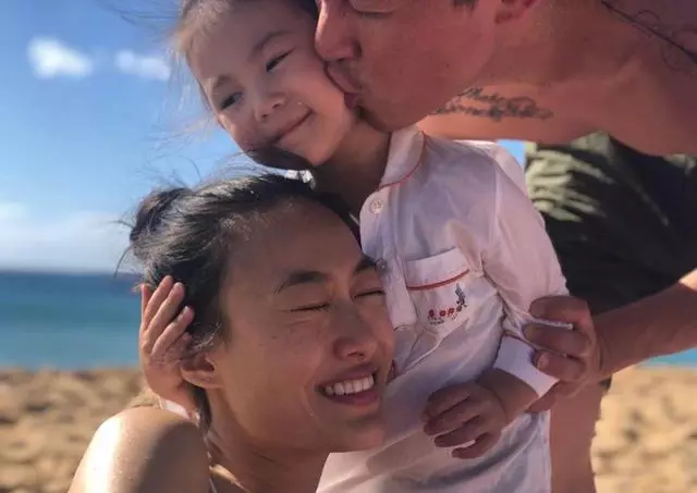陳冠希曬一家三口度假照,卻因手上動作被嘲:不怕你女兒學壞?