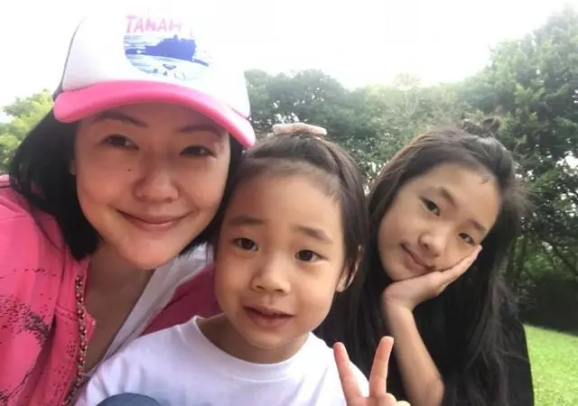 陳冠希曬一家三口度假照,卻因手上動作被嘲:不怕你女兒學壞?