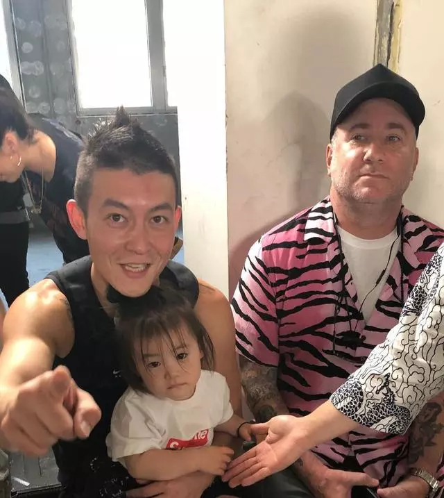 陳冠希曬一家三口度假照,卻因手上動作被嘲:不怕你女兒學壞?