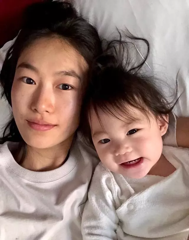 陳冠希曬一家三口度假照,卻因手上動作被嘲:不怕你女兒學壞?