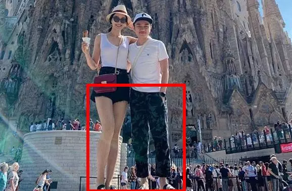 李亞男夫妻出遊巴塞隆納,王祖藍被老婆摟在懷裡似小弟!