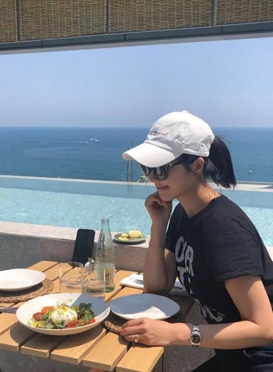李亞男夫妻出遊巴塞隆納,王祖藍被老婆摟在懷裡似小弟!
