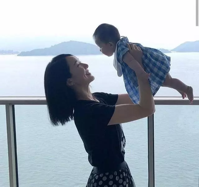 李亞男夫妻出遊巴塞隆納,王祖藍被老婆摟在懷裡似小弟!