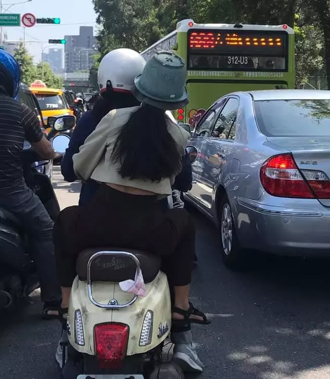 情侶雙載…長髮妹有亮點 他見江湖傳說笑歪