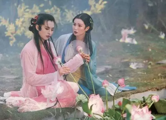 女神吃了防腐劑?52歲王祖賢背帶褲嬌俏似少女,還是忘不了聶小倩