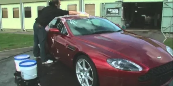 男子幫人洗車一次就要20幾萬!號稱全球最貴,但一看他洗車過程,怪不得就算再貴,大家還是搶著找他洗車!
