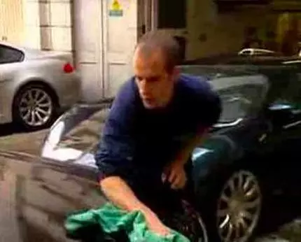 男子幫人洗車一次就要20幾萬!號稱全球最貴,但一看他洗車過程,怪不得就算再貴,大家還是搶著找他洗車!