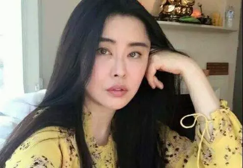 罕見!52歲王祖賢主動曬近照慶端午佳節,嬌俏站姿恍如18歲少女!