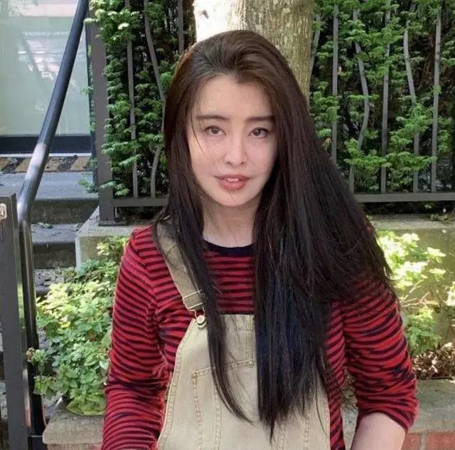 罕見!52歲王祖賢主動曬近照慶端午佳節,嬌俏站姿恍如18歲少女!