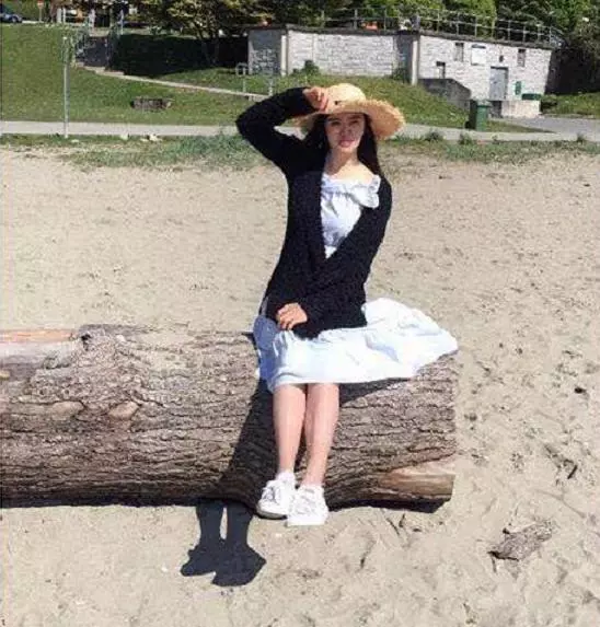 罕見!52歲王祖賢主動曬近照慶端午佳節,嬌俏站姿恍如18歲少女!