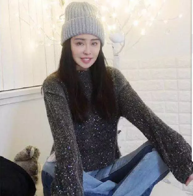 罕見!52歲王祖賢主動曬近照慶端午佳節,嬌俏站姿恍如18歲少女!