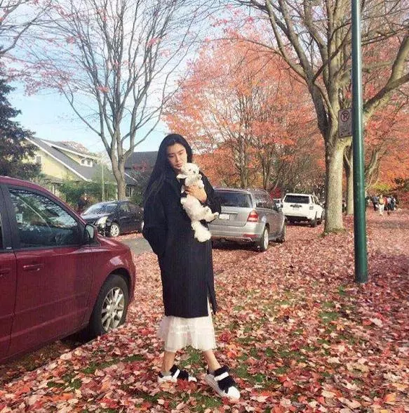 罕見!52歲王祖賢主動曬近照慶端午佳節,嬌俏站姿恍如18歲少女!