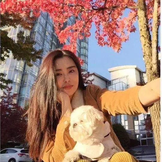 罕見!52歲王祖賢主動曬近照慶端午佳節,嬌俏站姿恍如18歲少女!
