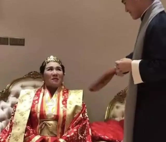超壕!賭王女兒何超盈接彩禮,男方送金器珠寶首飾堆滿屋!