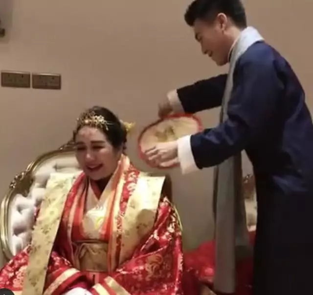 超壕!賭王女兒何超盈接彩禮,男方送金器珠寶首飾堆滿屋!