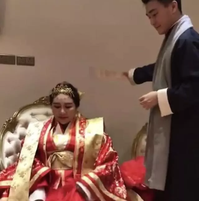 超壕!賭王女兒何超盈接彩禮,男方送金器珠寶首飾堆滿屋!