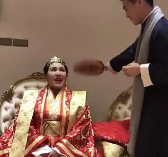 超壕!賭王女兒何超盈接彩禮,男方送金器珠寶首飾堆滿屋!