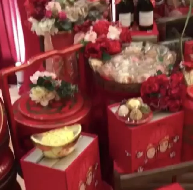 超壕!賭王女兒何超盈接彩禮,男方送金器珠寶首飾堆滿屋!