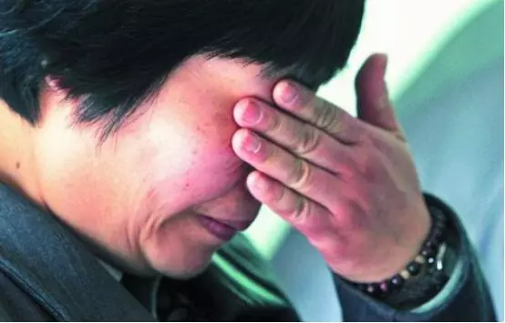 母親住在富兒子家,父親跟著窮兒子,不料老兩口見面,待遇差別大