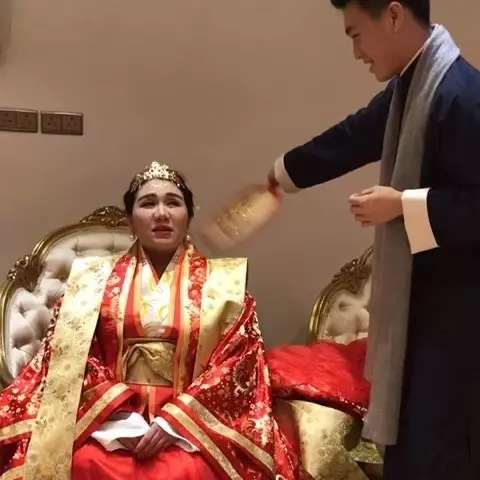 賭王千金何超盈超大陣仗過大禮 8對龍鳳鐲金銀珠寶堆如山【有片】