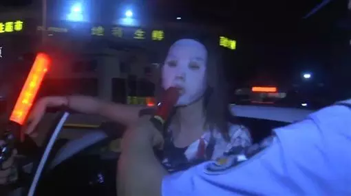女開車敷面膜 連吹3次險「被酒駕」