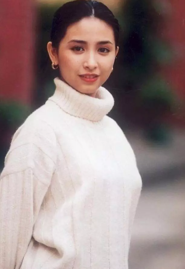 和張國榮摟抱被雪藏後嫁富商做闊太,老公去世兩年,被拍買地攤貨!