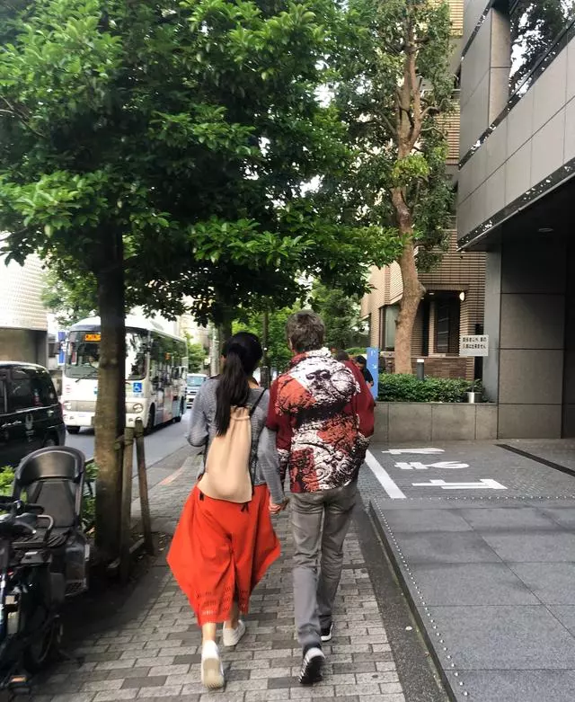 鞏俐端午節與老公恩愛逛街,打扮潮流風流倜儻,兩人合體畫面養眼,十指緊扣畫面太甜蜜~~~