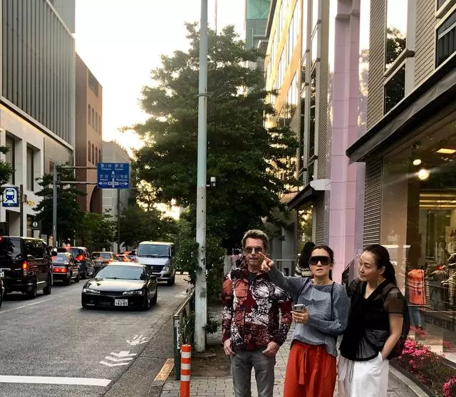 鞏俐端午節與老公恩愛逛街,打扮潮流風流倜儻,兩人合體畫面養眼,十指緊扣畫面太甜蜜~~~