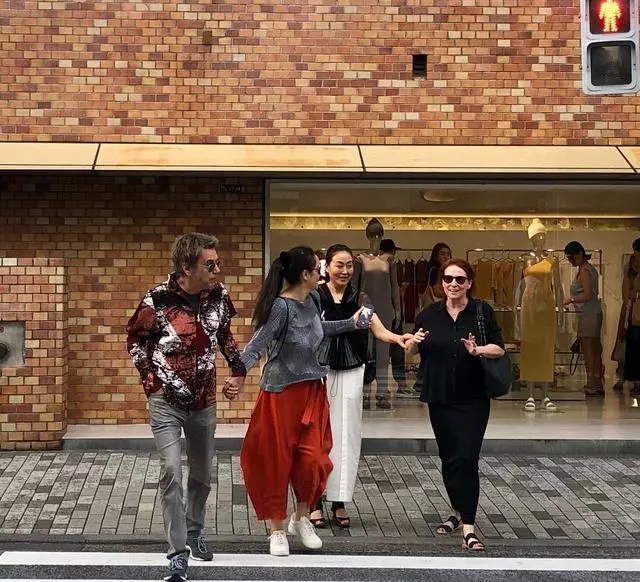 鞏俐端午節與老公恩愛逛街,打扮潮流風流倜儻,兩人合體畫面養眼,十指緊扣畫面太甜蜜~~~