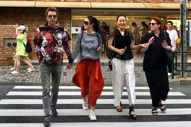 鞏俐端午節與老公恩愛逛街,打扮潮流風流倜儻,兩人合體畫面養眼,十指緊扣畫面太甜蜜~~~