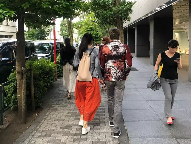 鞏俐端午節與老公恩愛逛街,打扮潮流風流倜儻,兩人合體畫面養眼,十指緊扣畫面太甜蜜~~~